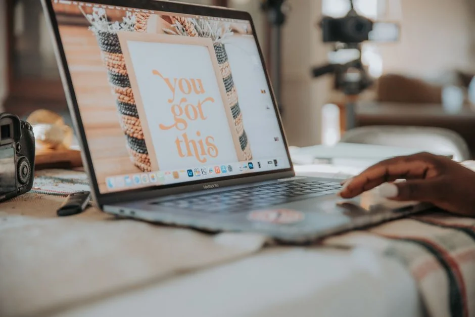 Un planner est ouvert sur un bureau, avec une note manuscrite « Holiday Email Marketing Series ».